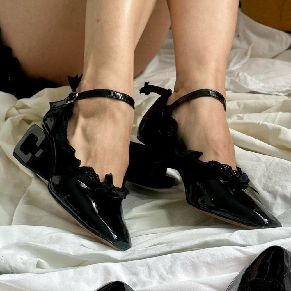 Cute ruffle sock
Black color